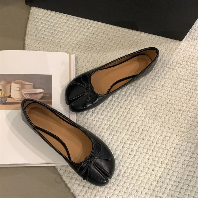 Women's split-toe flat pumps in black with round toe and rubber sole