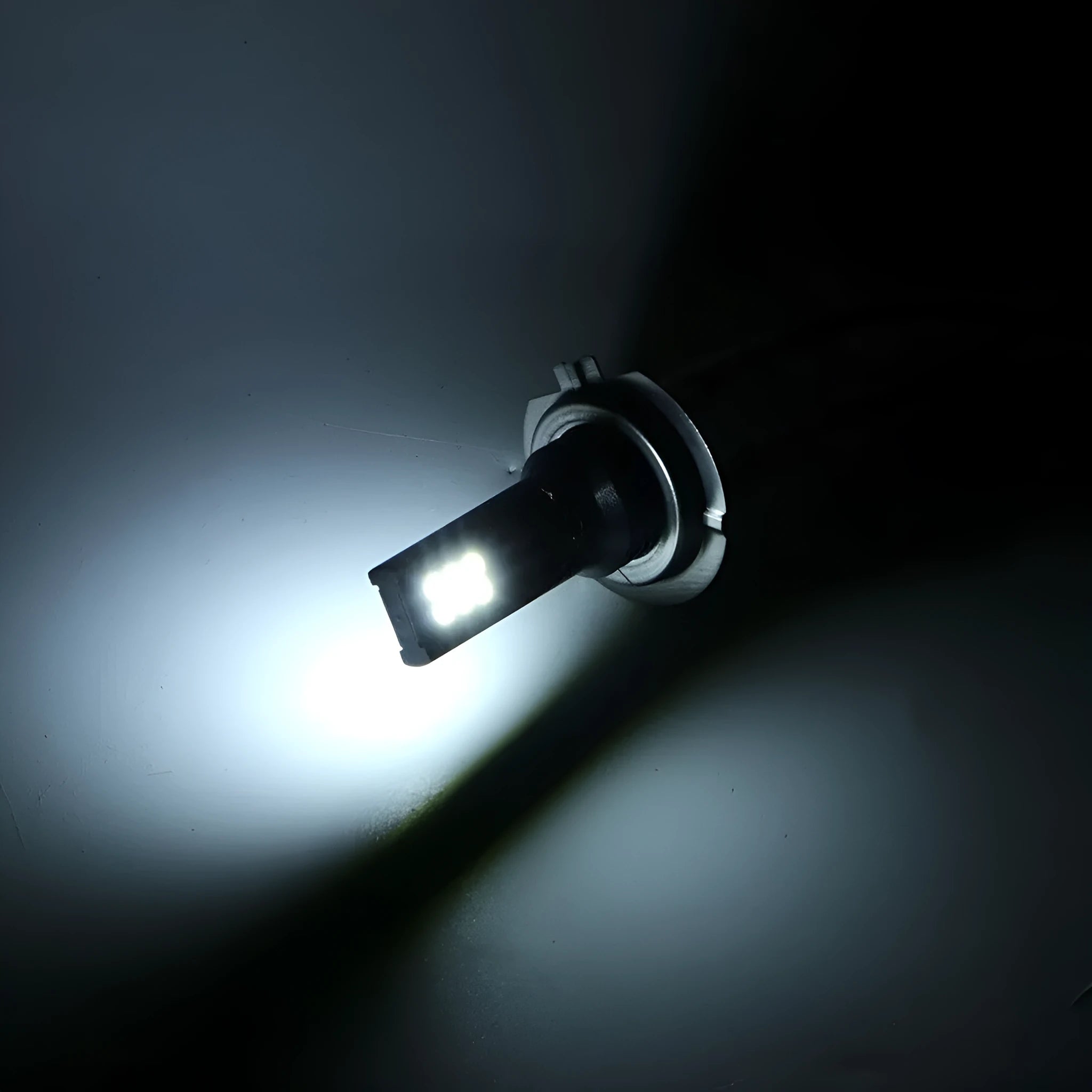 H7 110W LED car fog light bulb with aluminium housing and 12 white SMD LEDs.