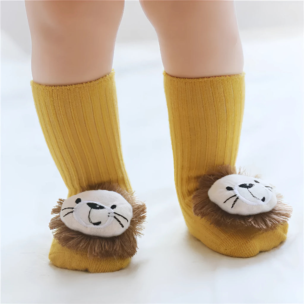 Cotton baby floor socks in assorted colours and prints like blue bow and pink stars on a size chart.