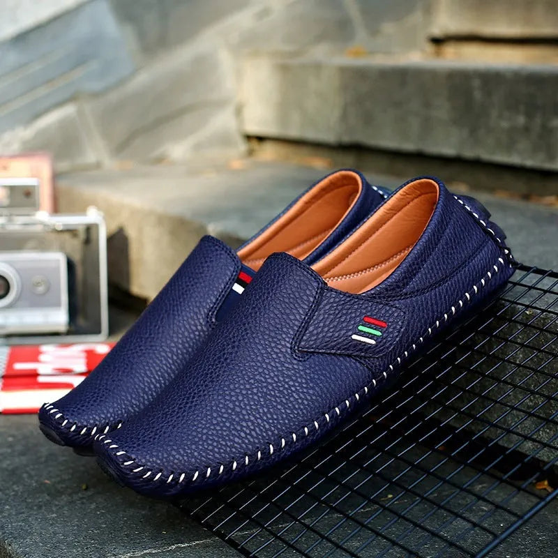 Four Seasons Gommino driving leather shoes in black with embossed upper and rubber sole