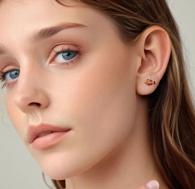 Clownfish stud earrings in 925 silver with dripping oil finish, colour SCE1918, one pair
