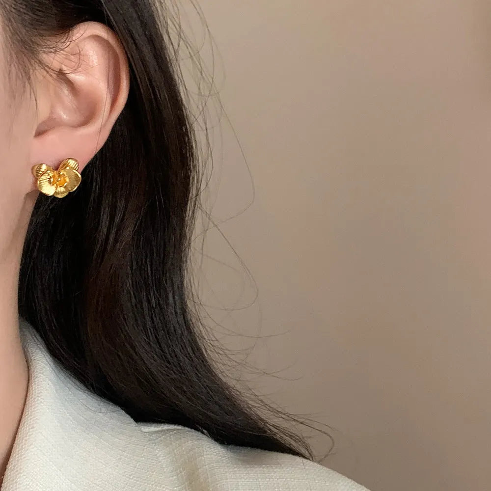 Retro flower earrings for women in gold or silver with petal detailing