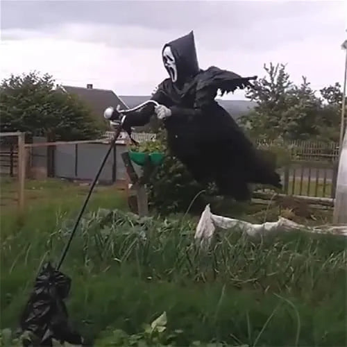 Plastic skeleton scarecrow Halloween decoration with screaming skull, measuring 70cm tall.