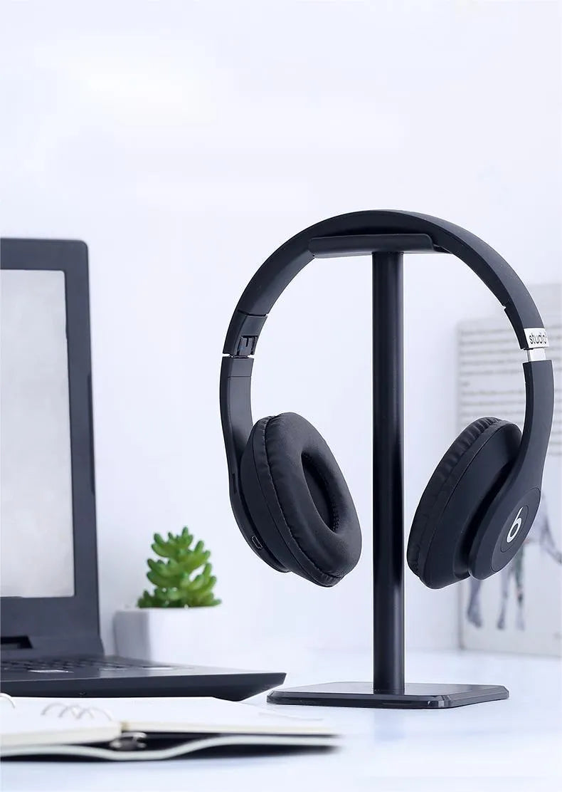 Detachable aluminium alloy headset hanger display shelf with elastic TPU rubber cradle, in white, on a desk