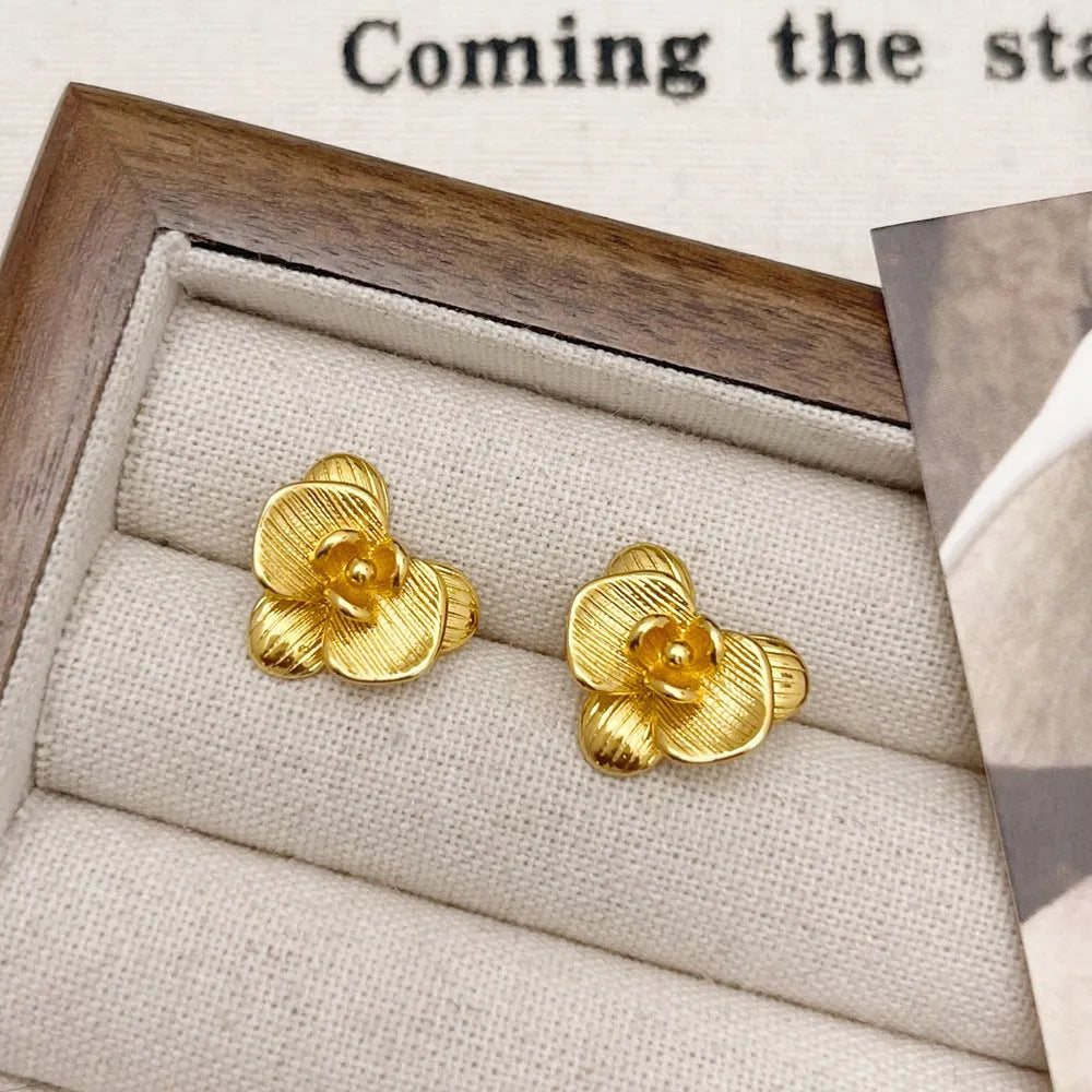 Retro flower earrings for women in gold or silver with petal detailing