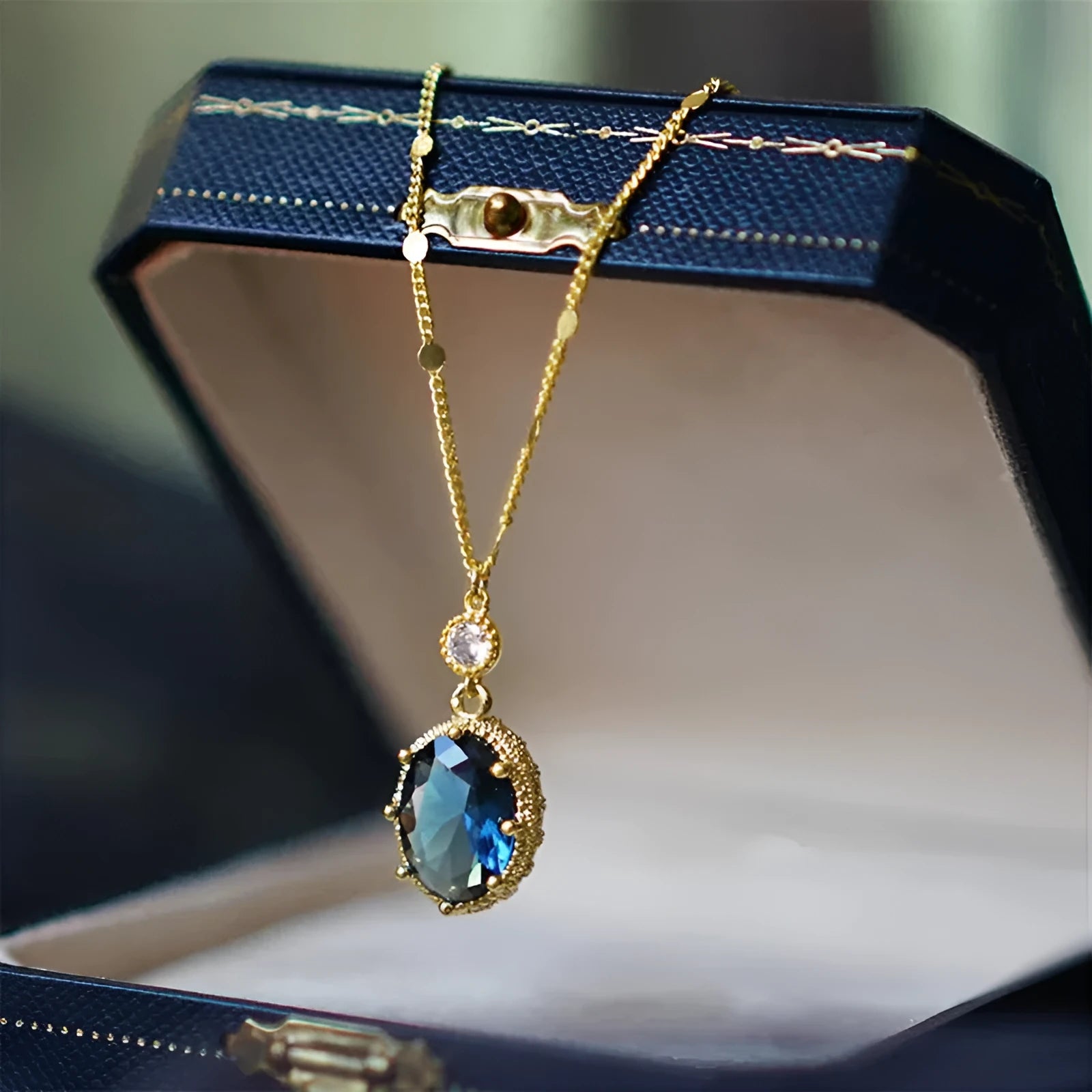 Gold geometric French retro copper necklace with electroplated finish