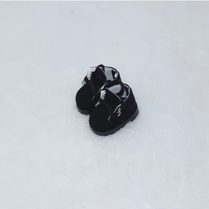 A pair of 17 cm high black doll shoes made from PU leather, shown as a keychain accessory.