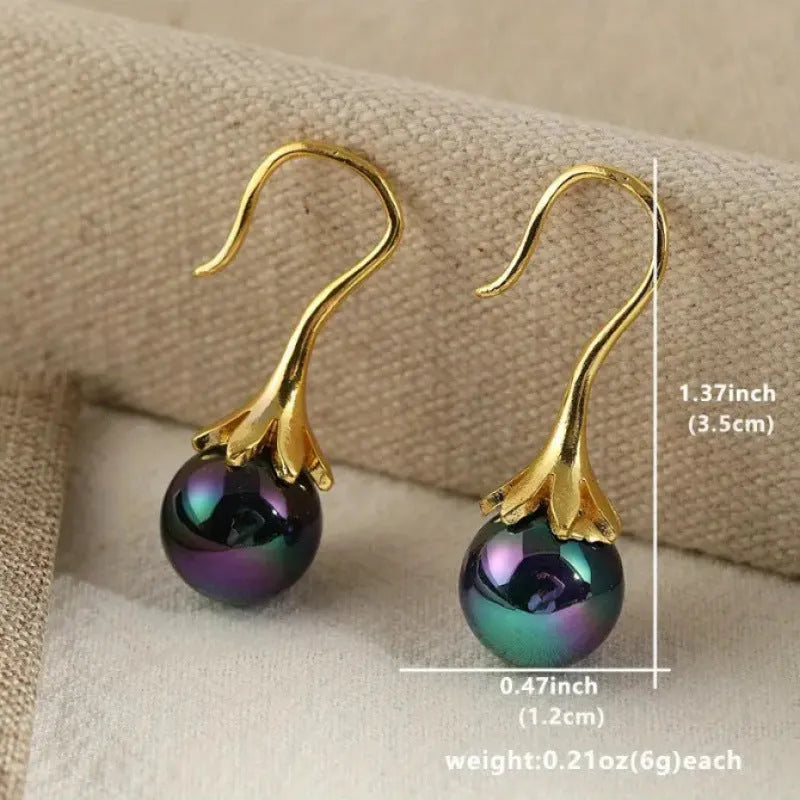 A pair of retro-style gold-coloured fashion earrings for women, made from lightweight alloy.