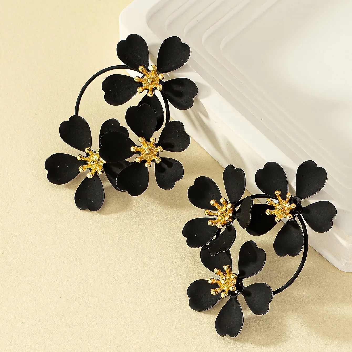 Retro flower-shaped iron earrings for women in black or white with baking varnish finish.