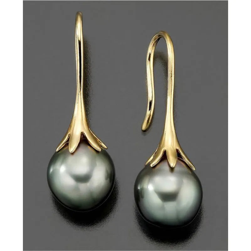 A pair of retro-style gold-coloured fashion earrings for women, made from lightweight alloy.