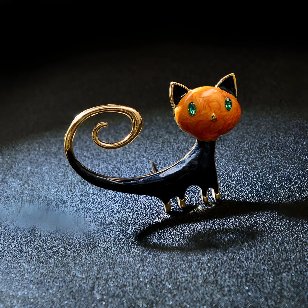Painted tail-up kitten brooch in white or orange colour on alloy background