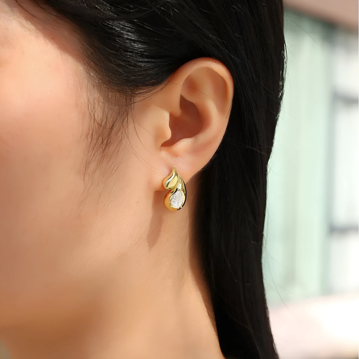 925 silver drop-shaped stud earrings with moissanite inlay, shown in 5x7mm and 2.5mm options
