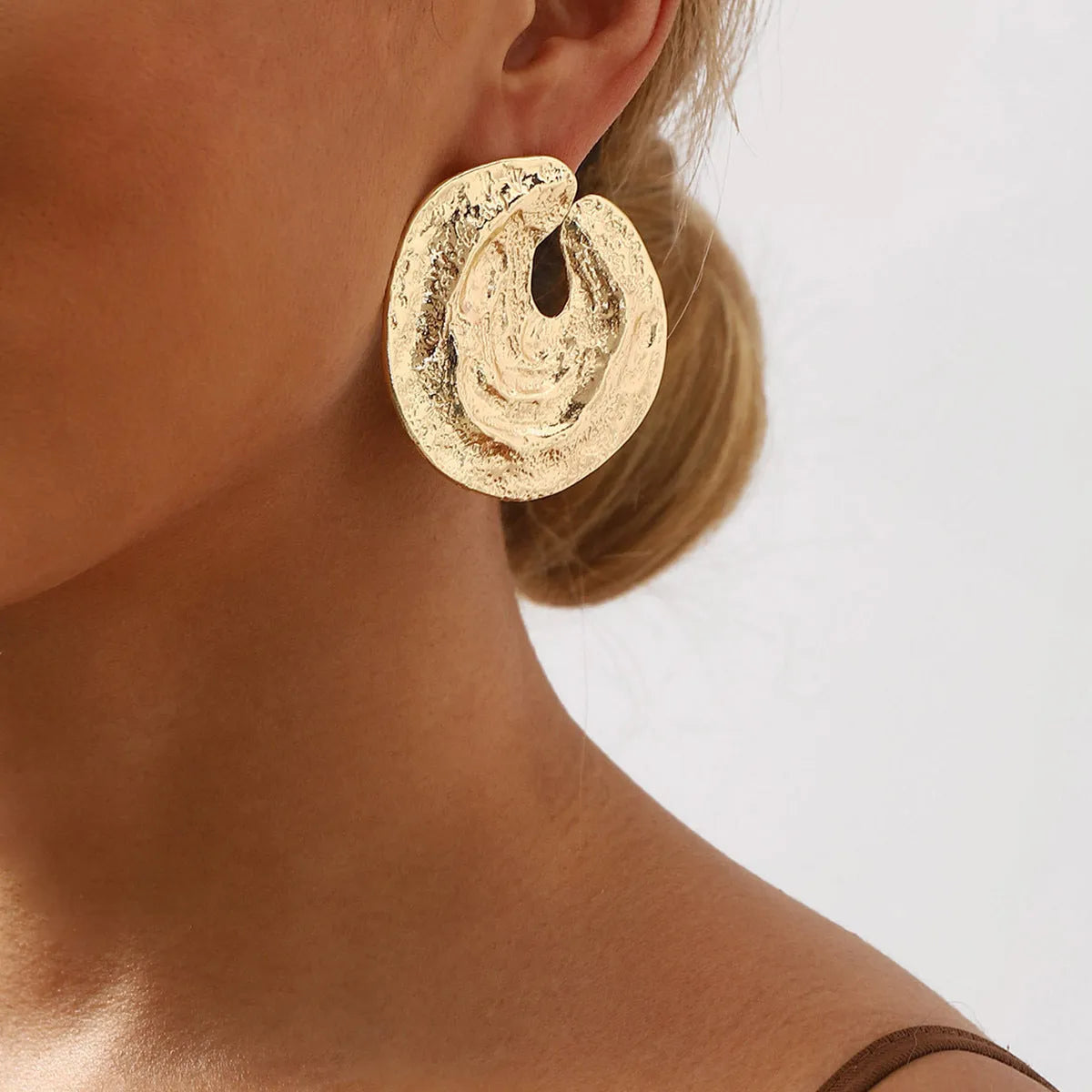 Women's geometric earrings with irregular pleats and concave-convex texture in gold or white finish