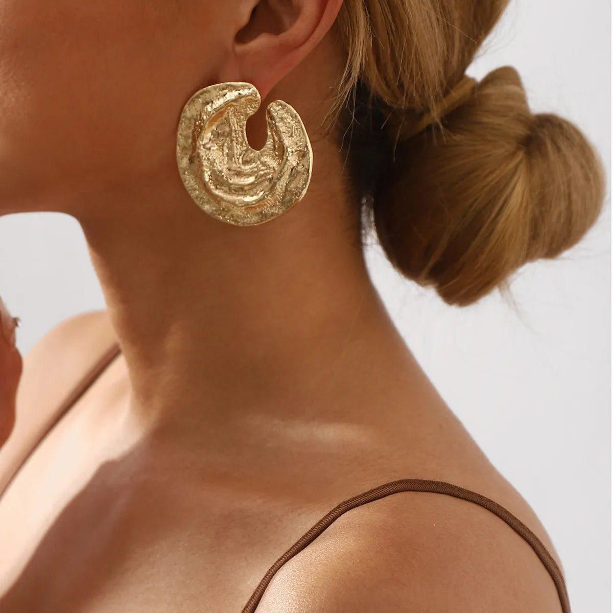 Women's geometric earrings with irregular pleats and concave-convex texture in gold or white finish