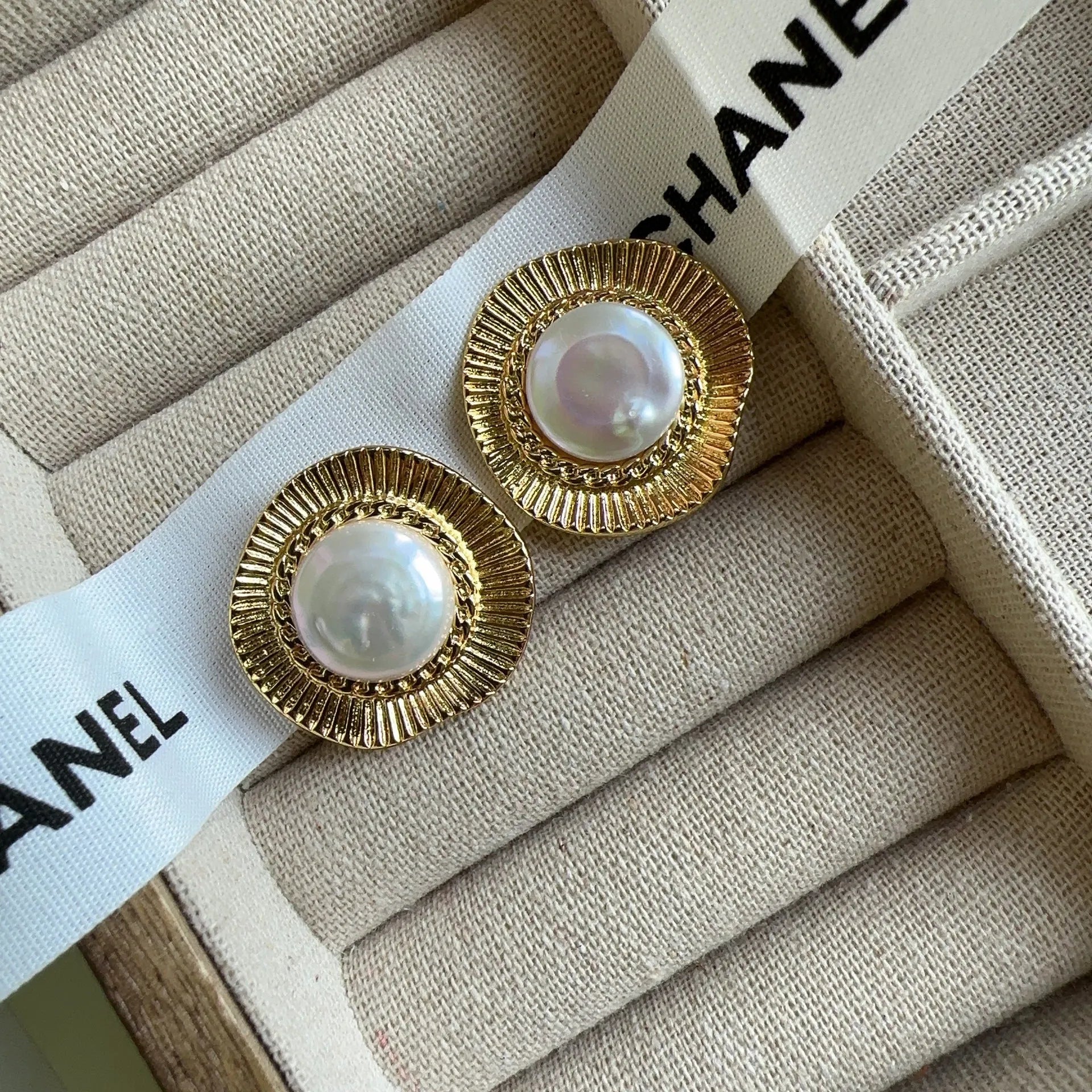 Round gold French retro earrings for women with electroplated finish