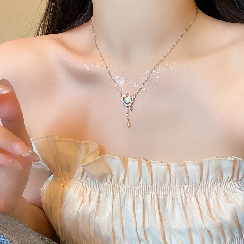 Women's star moon zirconium necklace with adjustable chain in gold or silver finish