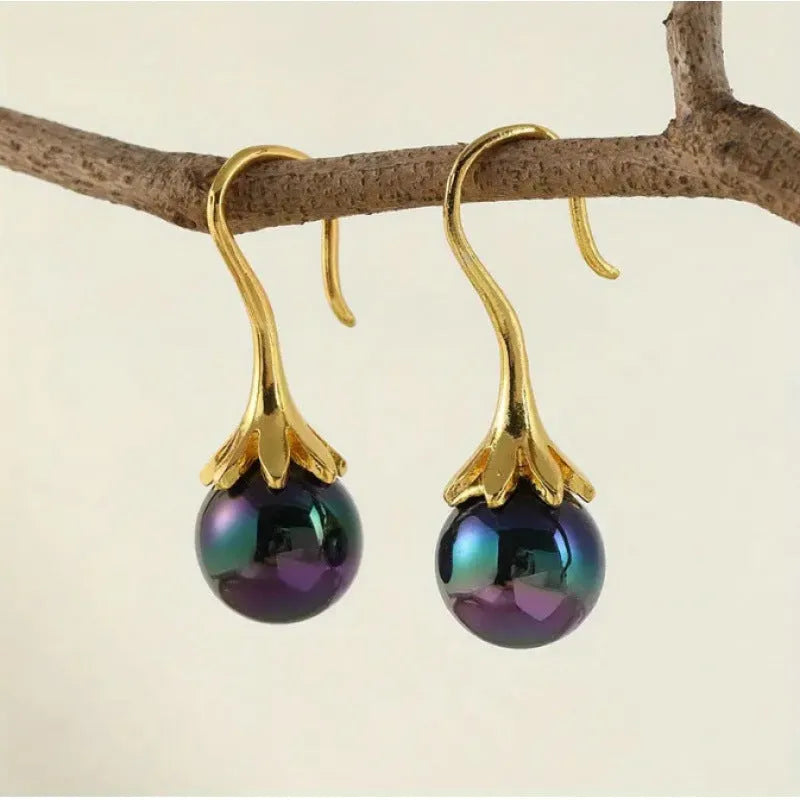 A pair of retro-style gold-coloured fashion earrings for women, made from lightweight alloy.