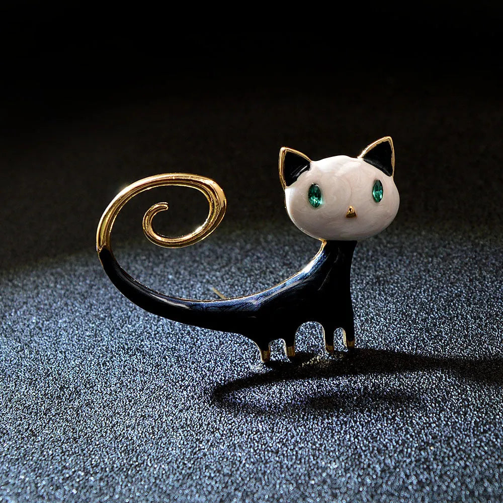 Painted tail-up kitten brooch in white or orange colour on alloy background