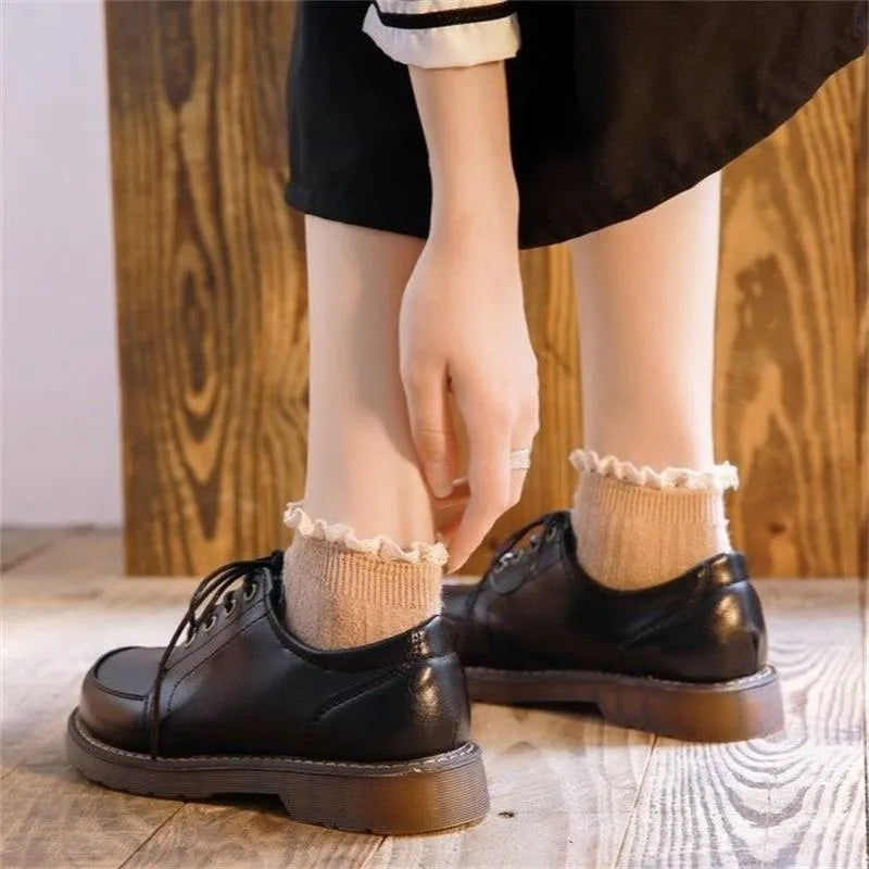 Preppy style retro Mary Jane women's shoes in black with round toe and front lace-up design