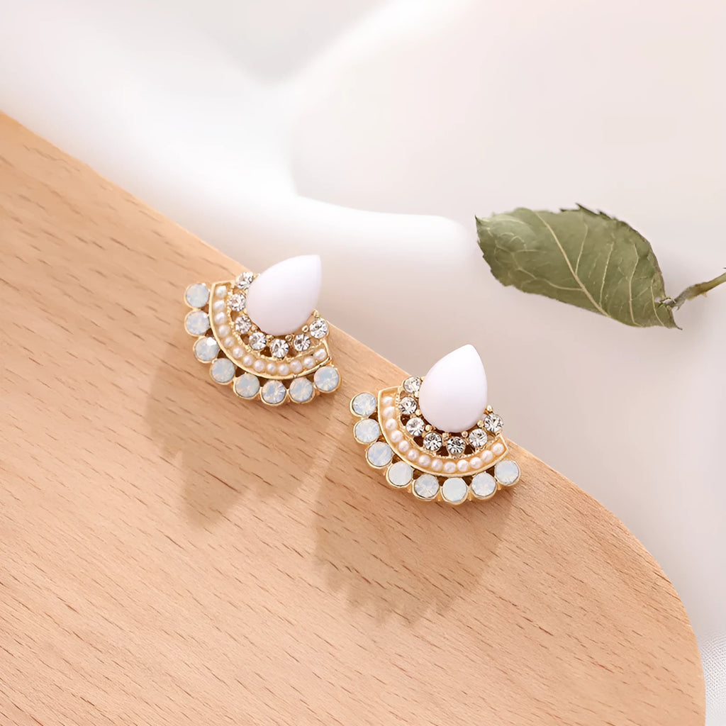 A pair of women's retro fan-shaped silver earrings with geometric rhinestone and needle opal decorative details.