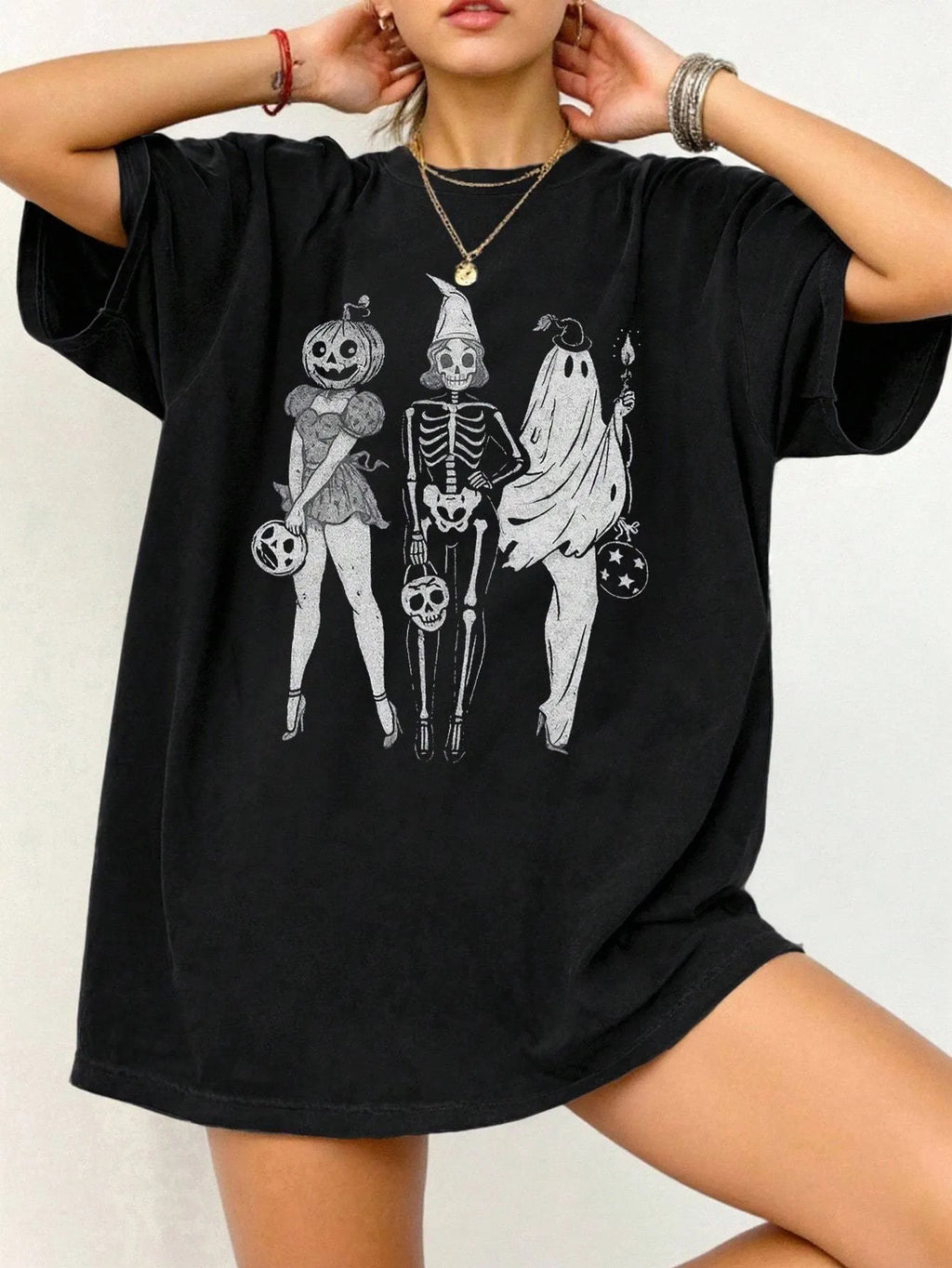 A loose, straight-cut cotton T-shirt for men and women in various colours.