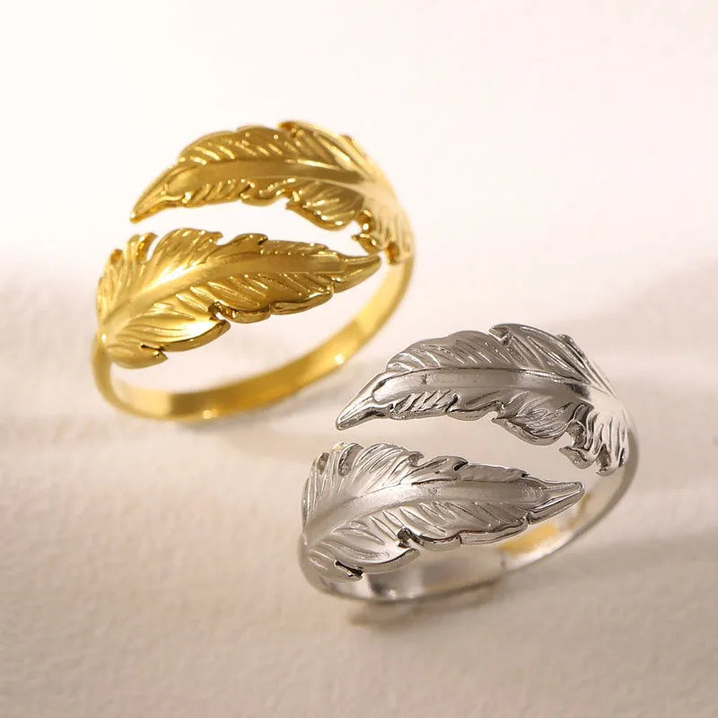 Adjustable opening feather ring in titanium steel with silver or gold electroplated finish