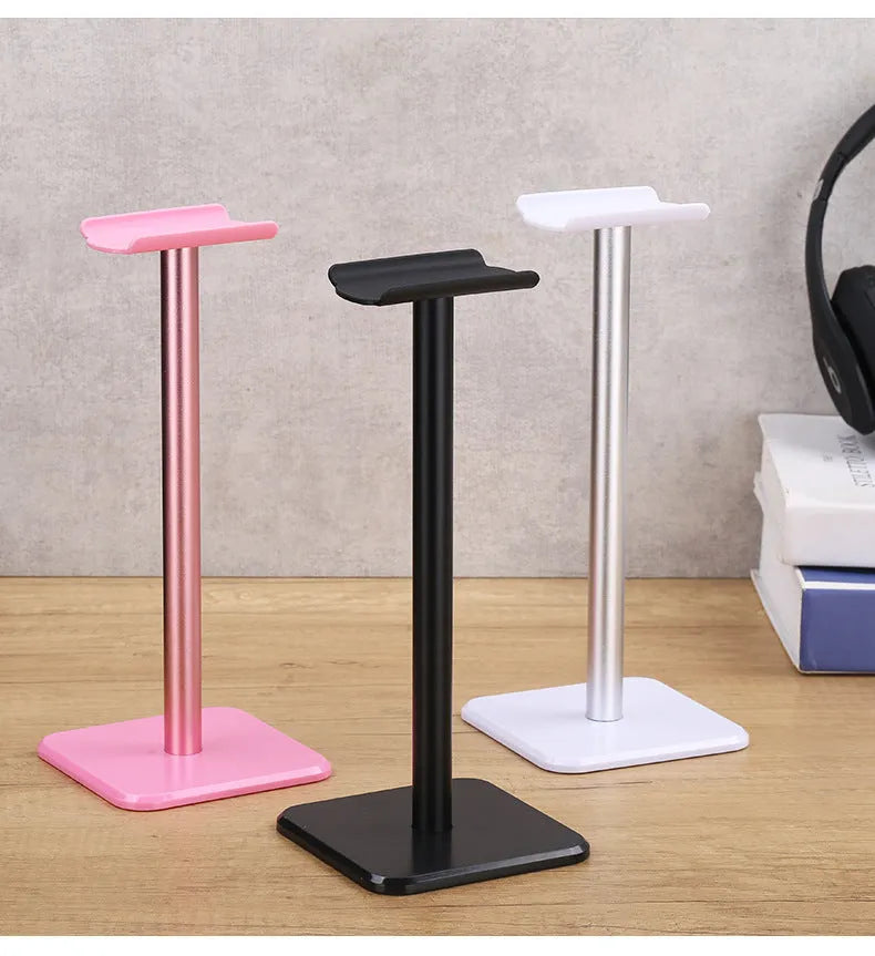 Detachable aluminium alloy headset hanger display shelf with elastic TPU rubber cradle, in white, on a desk