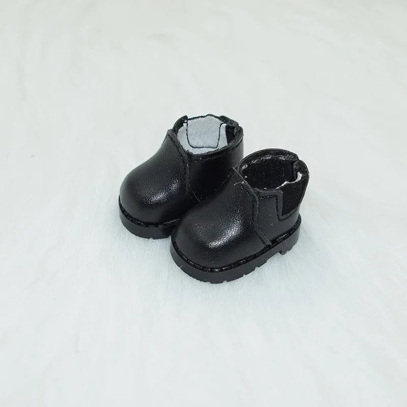 A pair of 17 cm high black doll shoes made from PU leather, shown as a keychain accessory.