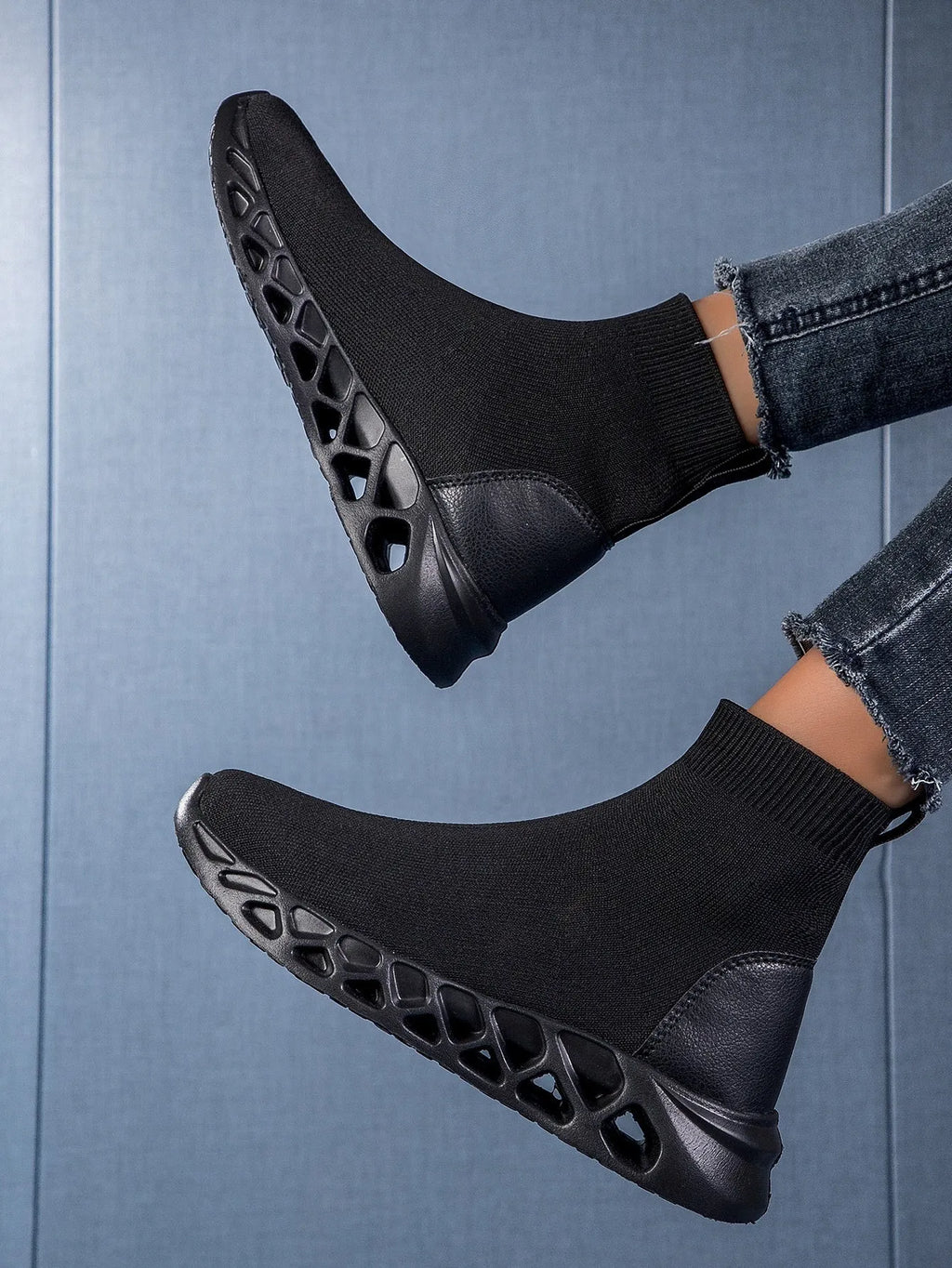 Women's low-top casual mesh slipper in black with flat heel and round toe.
