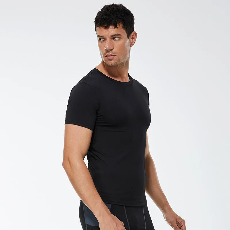 Men's solid colour quick drying polyester fitness shirt in short sleeve design