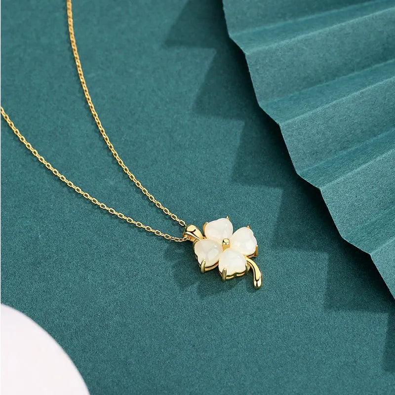 S925 sterling silver four-leaf clover necklace with Hetian jade leaf pendant and O-shaped chain in gold or white gold colour