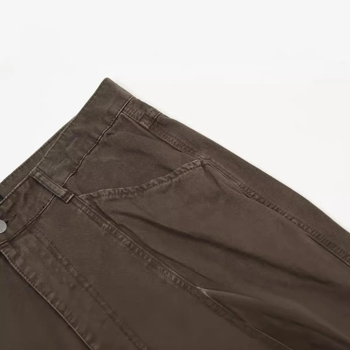 Men's loose straight-leg cotton trousers in brown colour with high waist and zip fly closure