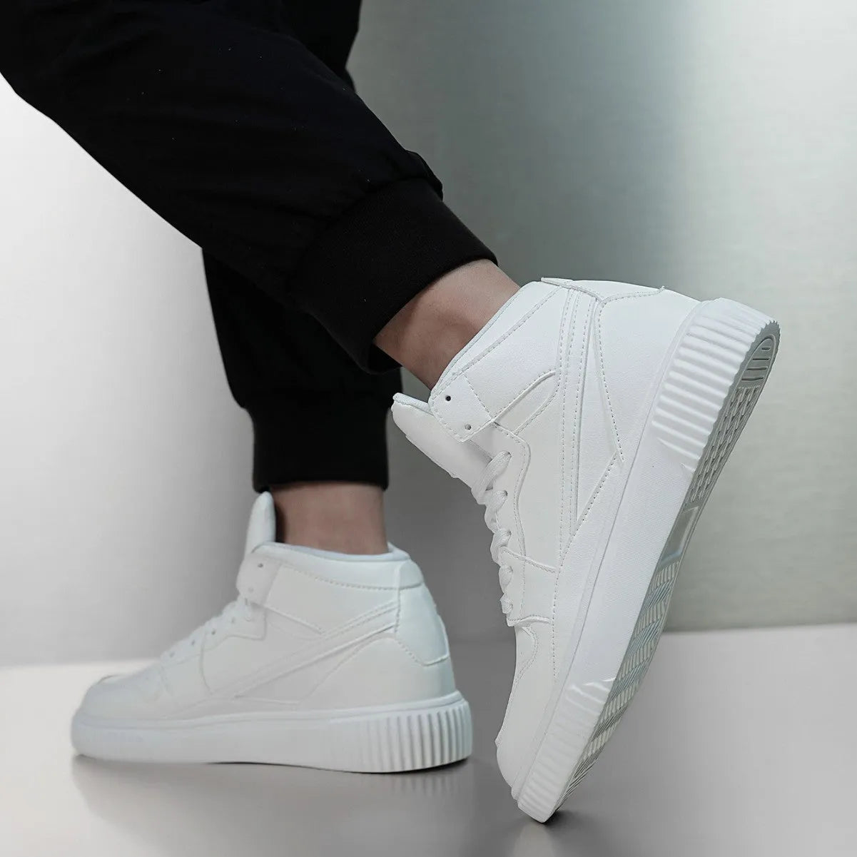 White men's casual round toe shoes with microfibre upper for autumn and winter.