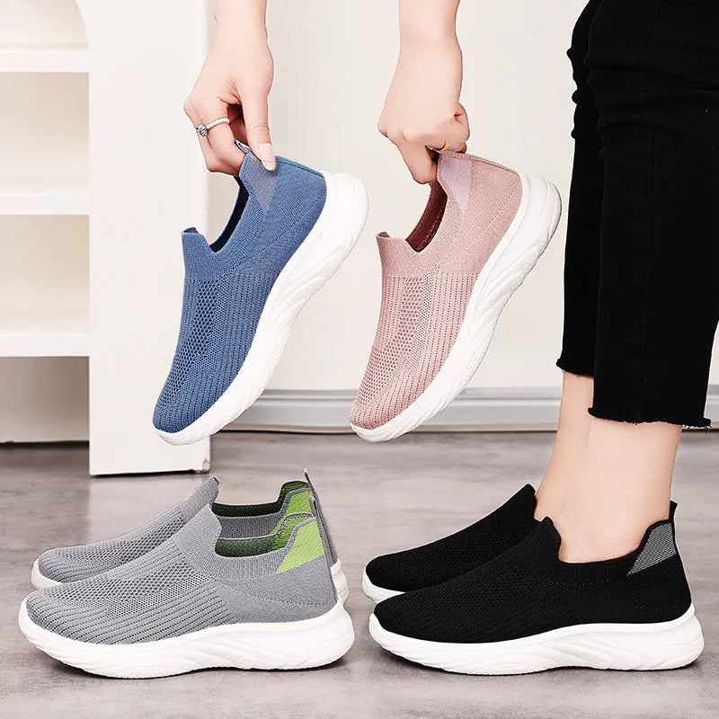 Women's casual running shoes in solid colour with Flyknit upper and round toe.