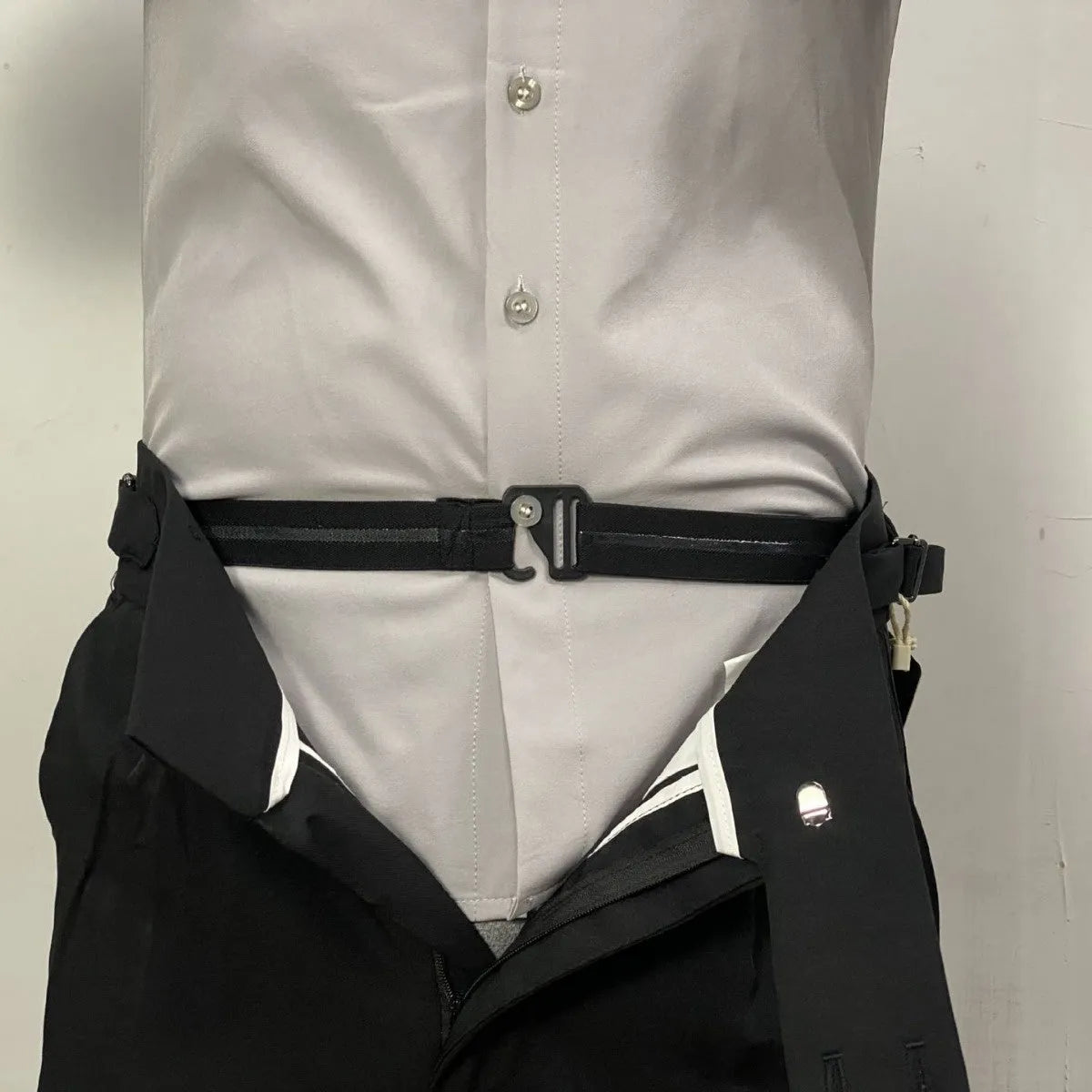 Black men's non-slip shirt band with nylon strap and plastic hook buckle, 2-4cm width