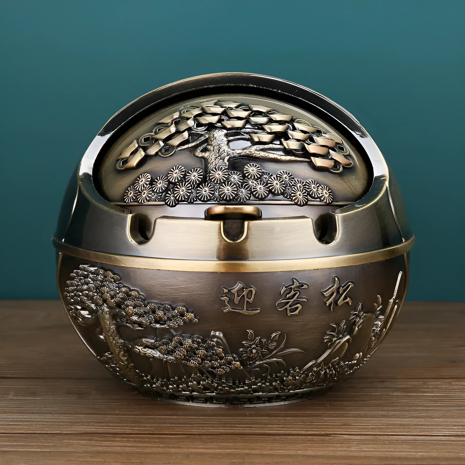 Creative bronze and red copper alloy ashtray with smoke extinguishing slot in various decorative styles.