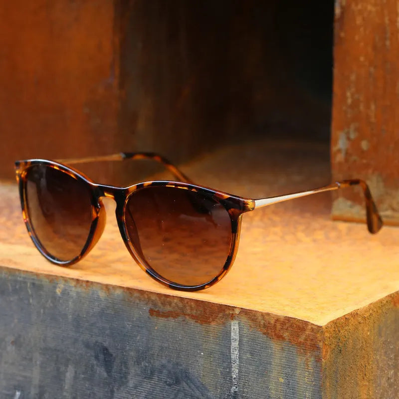 Fashion polarised sunglasses with black full frame and black gray PC lens for UV400 protection