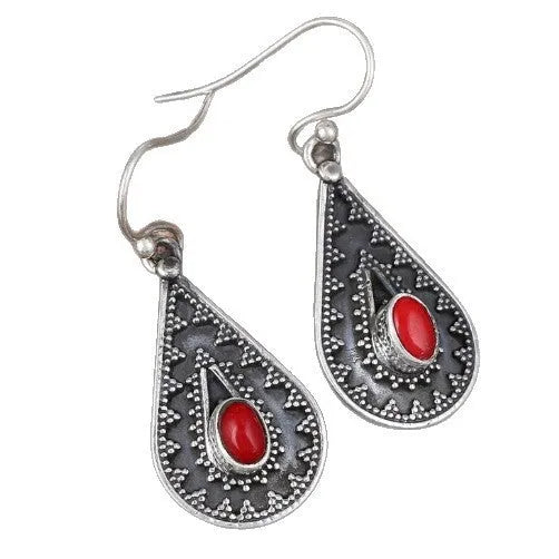 Silver-coloured water drop earrings with a red pine gemstone in a retro European style.