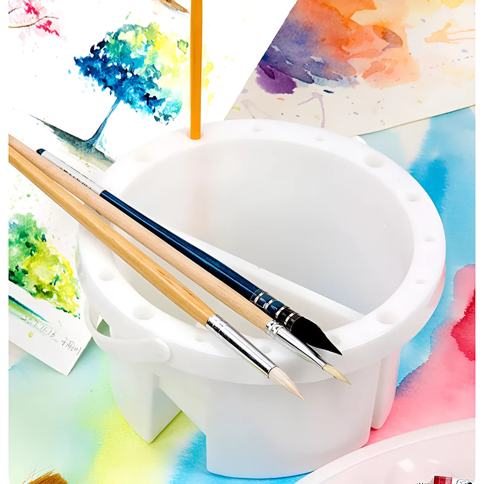 White plastic art brush holder with 16.5 cm diameter for painting supplies