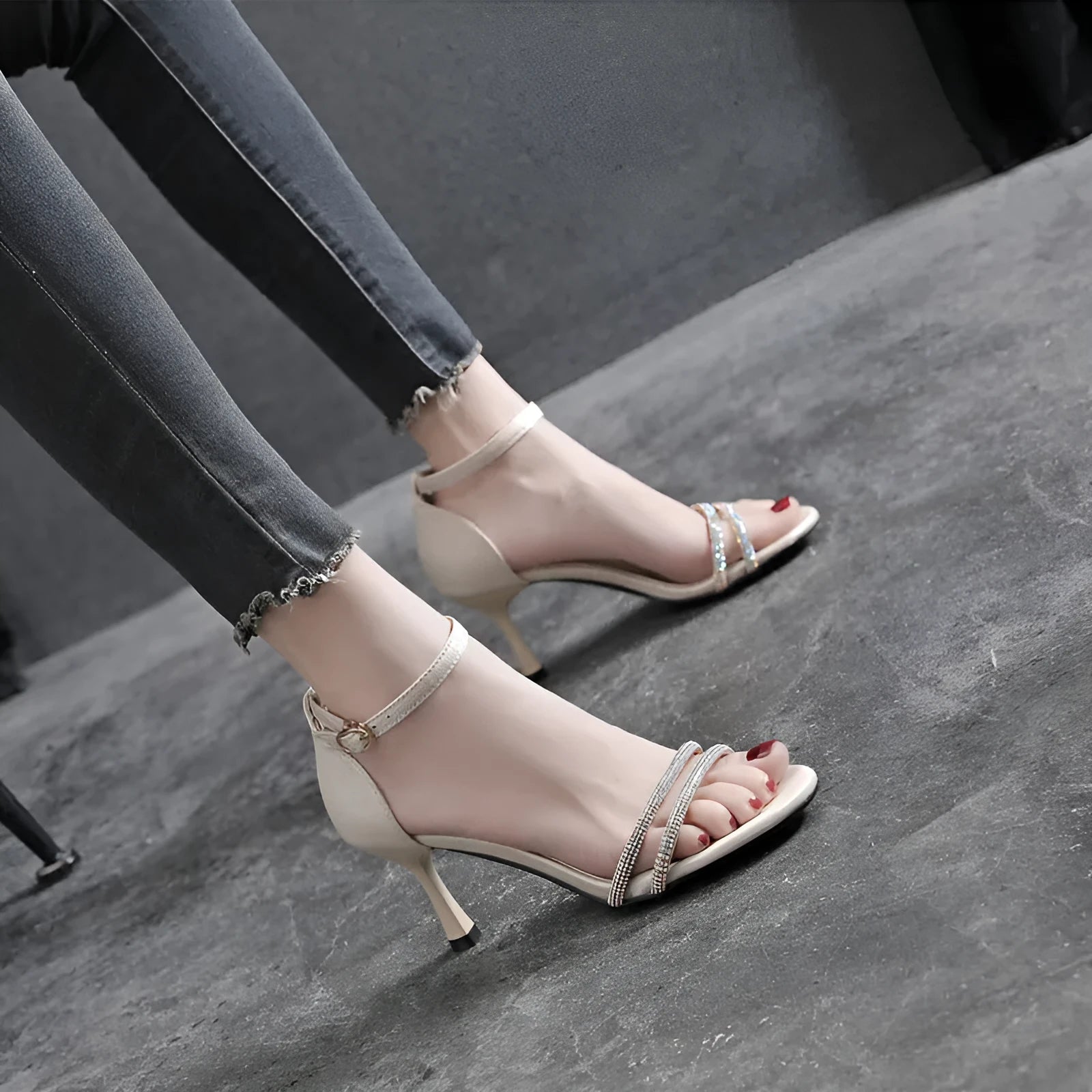 Women's satin high heel sandals, round toe, black, 5cm heel, on display