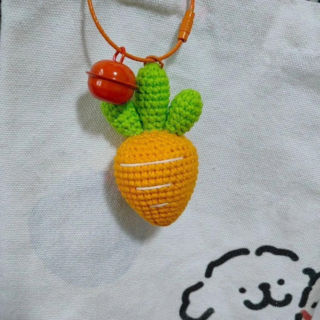 Cartoon carrot keychain made from soft orange and green felt wool, measuring 10 cm tall.