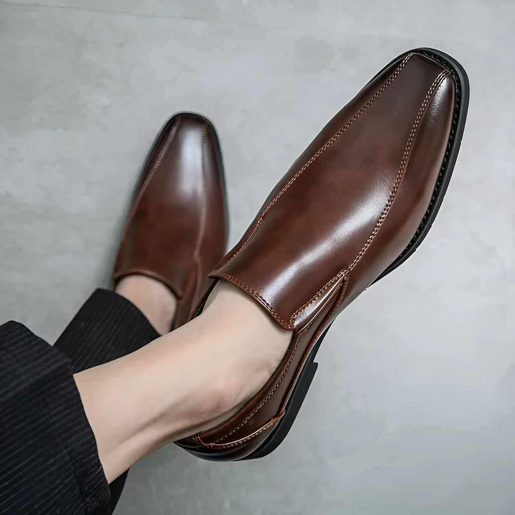 Men's black patent leather pointed toe casual shoes with low tube sock and flat heel
