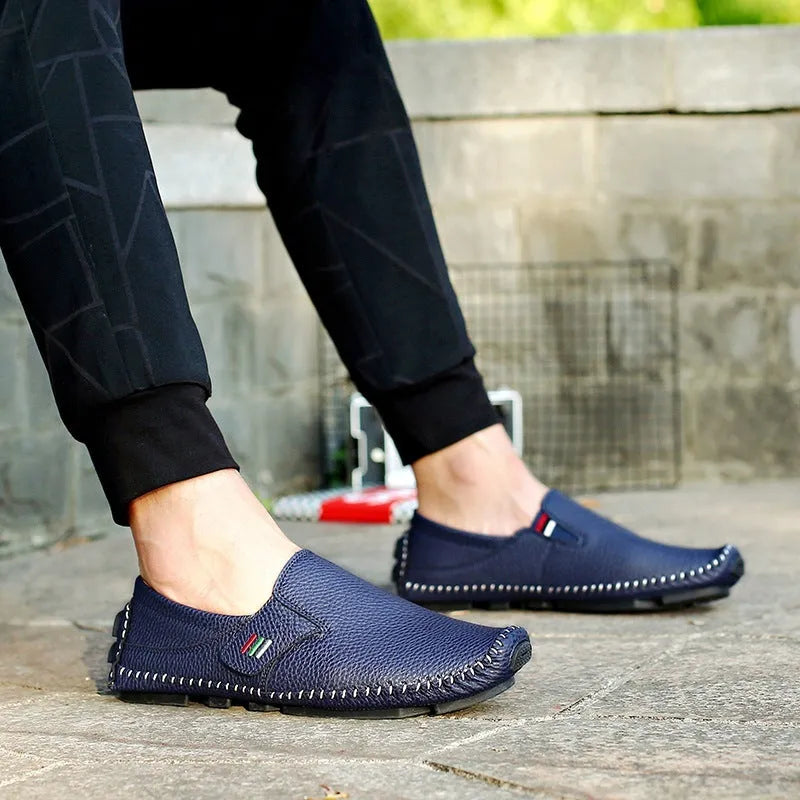 Four Seasons Gommino driving leather shoes in black with embossed upper and rubber sole
