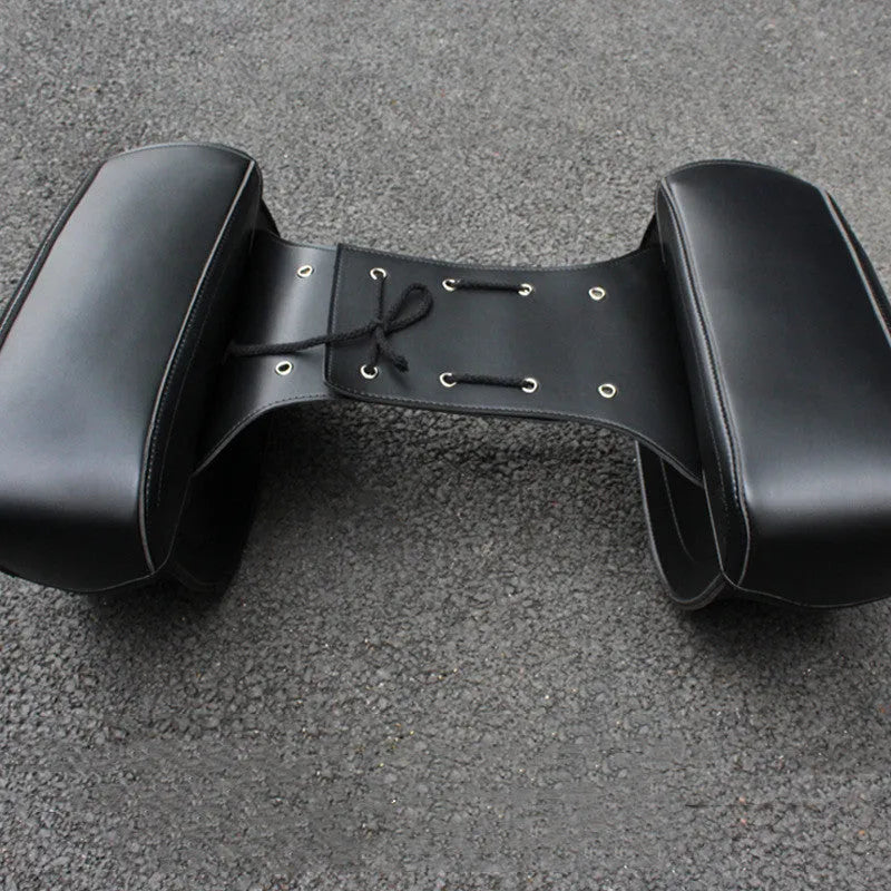 Retro style motorcycle saddle bag in PU leather measuring 42x15x30cm in black colour