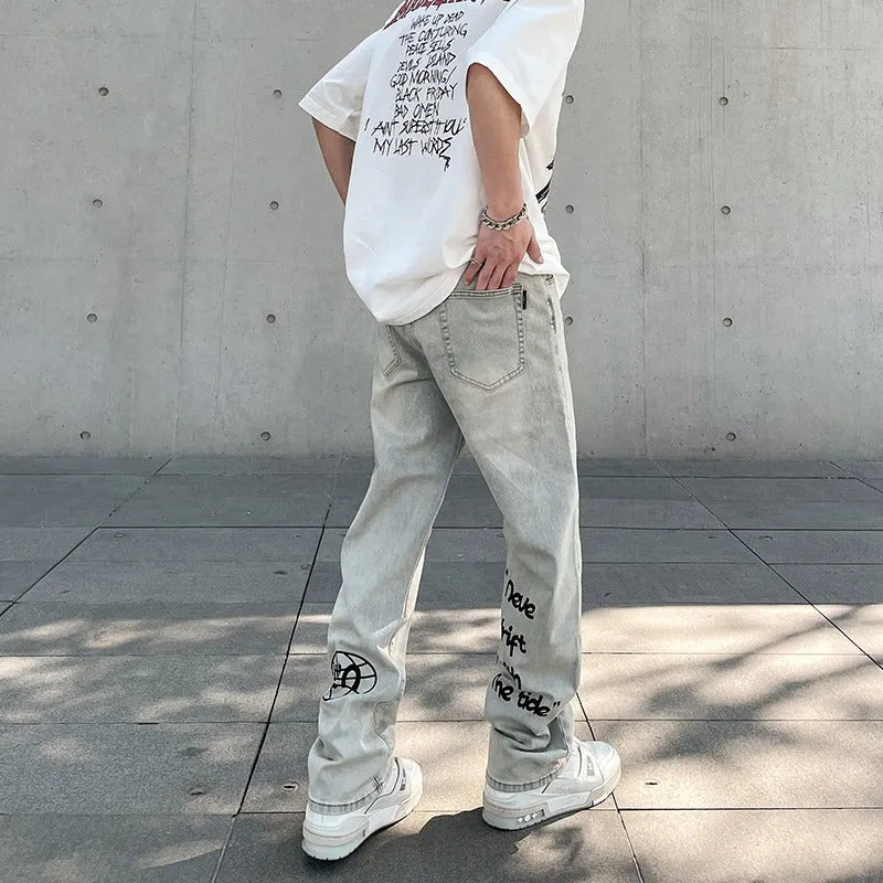 American Vintage khaki straight-leg distressed jeans with yellow mud dye letter print on cotton denim, mid-rise, zip fly