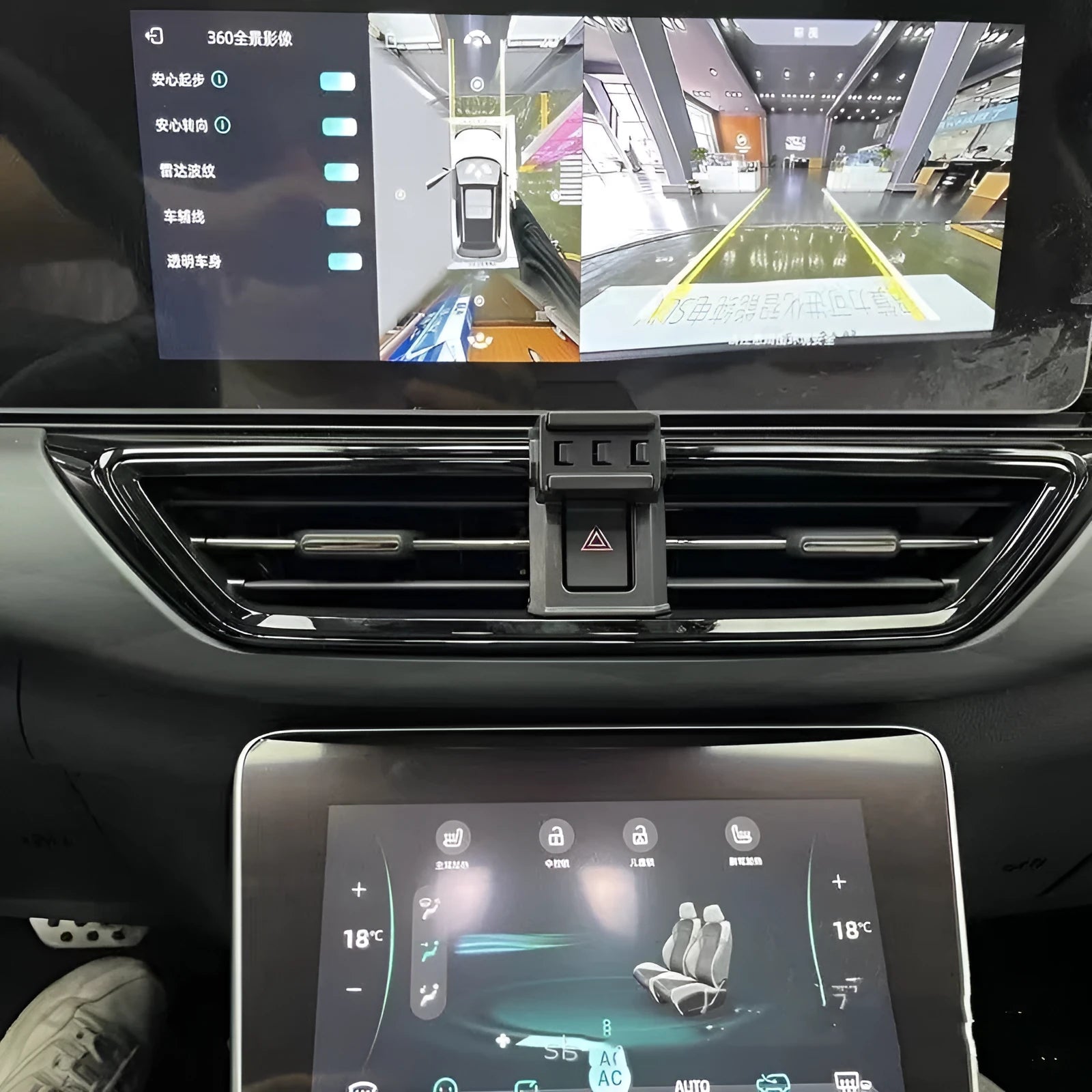 GOODWAY car mobile phone bracket mounted on dashboard with phone in 360-degree adjustable holder