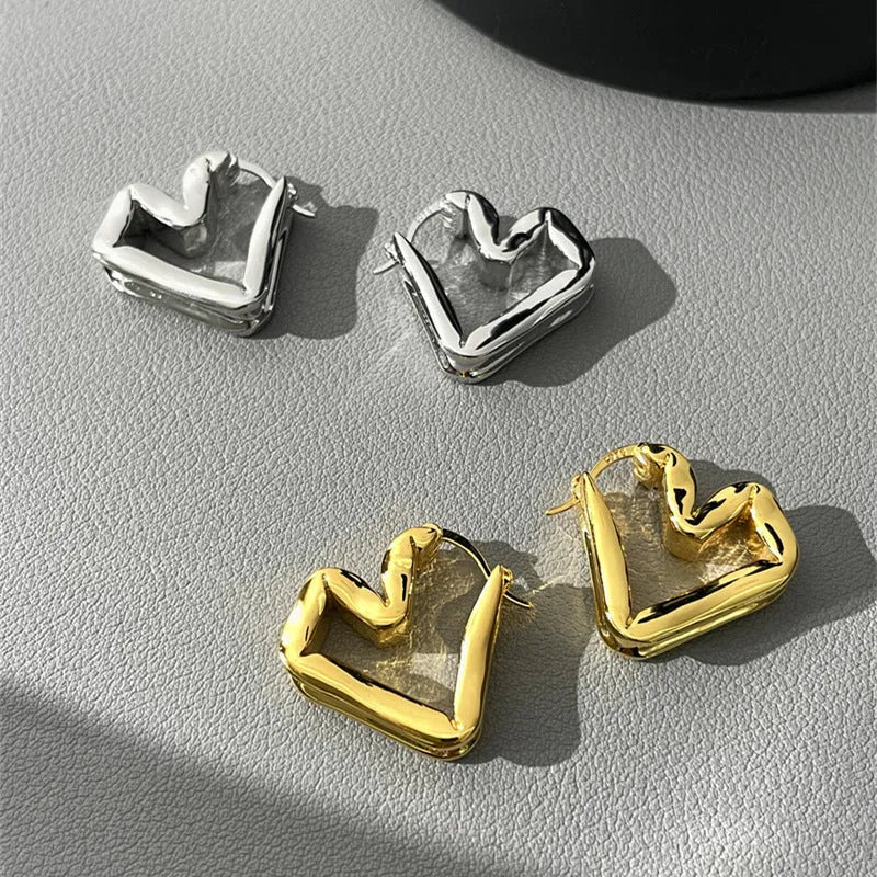 Heart-shaped ear clips in gold or silver, brass plated with 18k real gold, unisex retro design, one pair