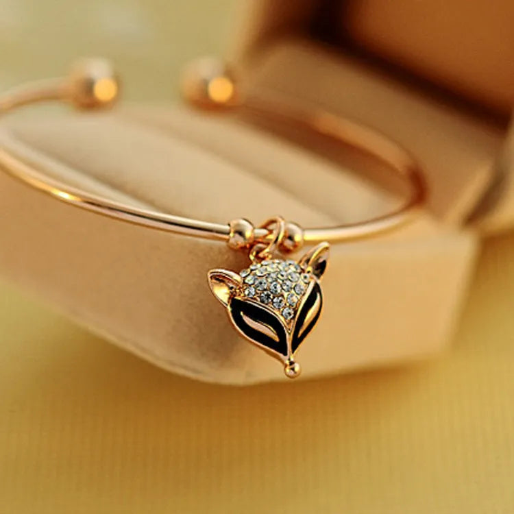 Vintage gold alloy bowknot bracelet with diamond processing 6.2cm diameter