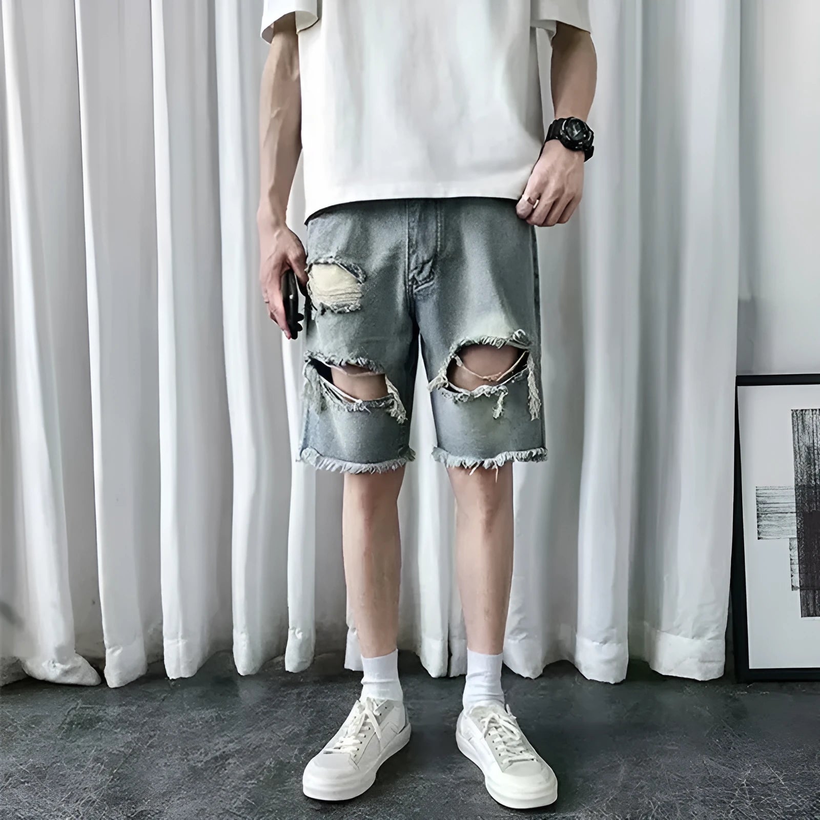 Men's thin ripped denim shorts in retro colour, mid-rise straight-leg Bermuda style with zipper fly