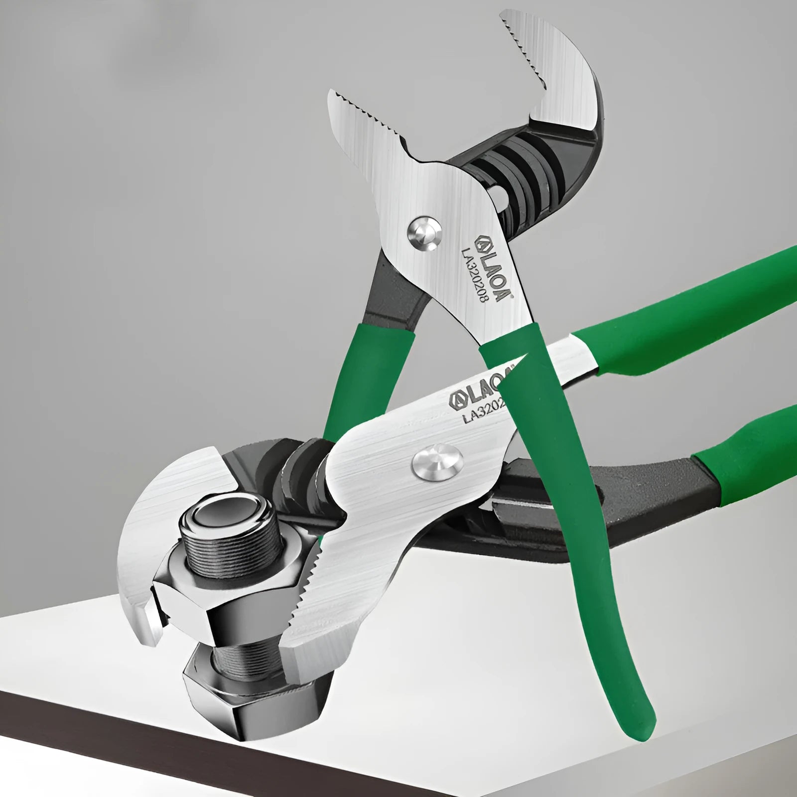Adjustable water pipe wrench with CR-V steel jaws and multi-gear mechanism in four sizes